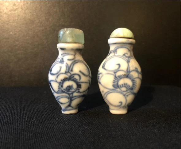 Duas garrafas chinesas antigas de rapé de porcelana do século XIX com tampo de jade verde - Imagem 1 de 1
