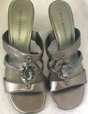 Sandalias Dana Buchman Zapatos Tacones Gris Plateado Joyas Acolchadas Sin Cordones Talla 6.5 Foto 1 de 4
