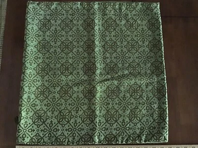 CUBIERTA DE ALMOHADA decorativa Pier 1 Imports 19” estampado geométrico verde y dorado con cremallera Foto 1 de 3
