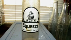 Squeeze Soda Girls on Bench umarmen schöne Grafik ACL Soda Pop Flasche 10 Unzen - Bild 1 von 4