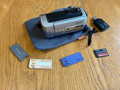 Sony HD Camcorder HDR-CX105E 8 GB EXCELLENT WORKING COND. FREE POSTAGE - Image 1 of 4