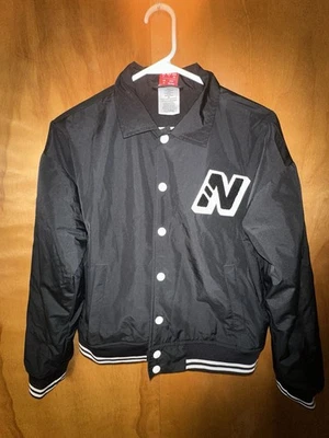 Chaqueta universitaria New Balance talla pequeña Foto 1 de 4