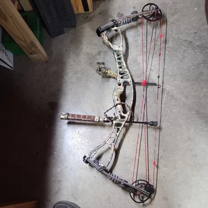 Hoyt Alpha Max 35 ...30 1/2" draw length 60 to 70 lbs - Picture 1 of 15