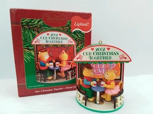 2002 IL NOSTRO NATALE INSIEME CARLTON CARDS DECORAZIONE NATALE CAFFETTERIA AMORE - Foto 1 di 19