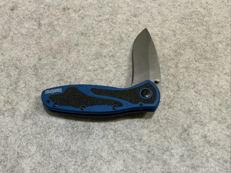 Navaja de bolsillo Kershaw 1670NBSW azul marino desenfocada con clip de titanio personalizado Foto 1 de 4