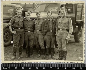 Zärtliche gutaussehende junge Männer attraktive Jungs/Soldaten Gay Int altes Foto #4923 - Bild 1 von 3