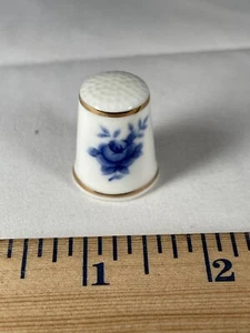 VINTAGE CERAMIC OR PORCELAIN SEWING THUMB THIMBAL THIMBLE BLUE ROSE - Picture 1 of 3