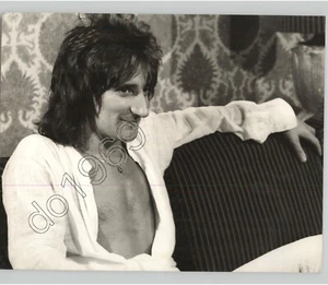 British Rock Star ROD STEWART entrevista con MIKE WILLESSE @Sebel 1977 Foto de prensa - Imagen 1 de 2