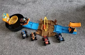 Juego de neumáticos de acrobacias Hot Wheels con 5 Monster Trucks raro 1:64 Tiger Shark en muy buena condición - Imagen 1 de 19