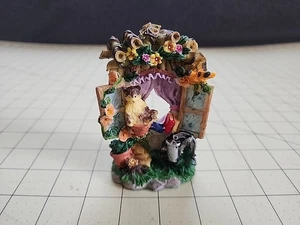 K'S COLLECTION SCENA FINESTRA RESINA CANE UCCELLINO - Foto 1 di 6