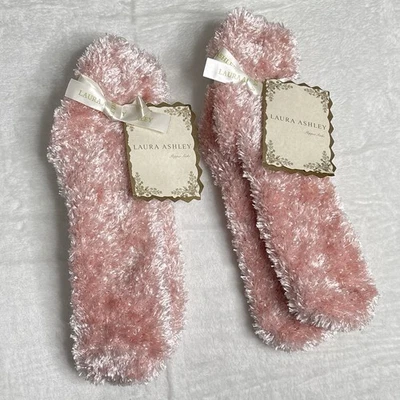 NUEVO CON ETIQUETAS Laura Ashley 2 Pares Rosa Para Mujer Cálido Suave Difuso Zapatilla Calcetines Talla Única Foto 1 de 3