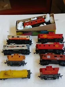 HO scale cabooses and spotlight car - Picture 1 of 7
