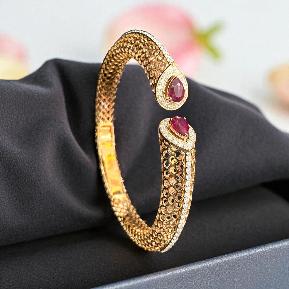 Stunning 3.70 Cts Round Brilliant Cut F/VS1 Diamonds Ruby Cuff Bracelet 18K Gold - Image 1 of 4