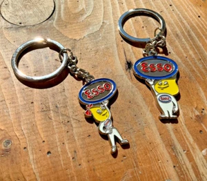 💕 Esso Retro Schlüsselanhänger Keychain   Gasoline Vintage  Repro 2 Stück 💕 - Picture 1 of 1