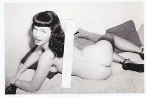 1950's Pin-Up Queen-Bettie Page-Nude-on Bed - Picture 1 of 1