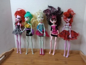 Bambola Monster High lotto di 5. Spooky. Spaventoso. Non Davvero 🦇 - Foto 1 di 19