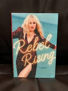 Rebel Rising SIGNED Rebel Wilson (2024,HC,1st/1st) BRAND NEW - Foto 1 di 10