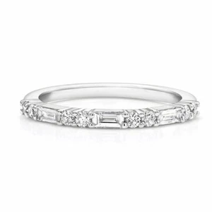 Alianza de boda de media eternidad con diamantes creados en laboratorio baguette de 2 quilates de oro blanco de 14 quilates - Imagen 1 de 4