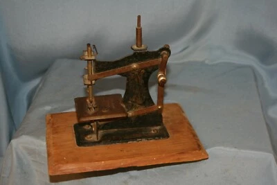 jouet machine à coudre à manivelle en métal ancienne pour poupée  SMJ déposé **. - Photo 1/4