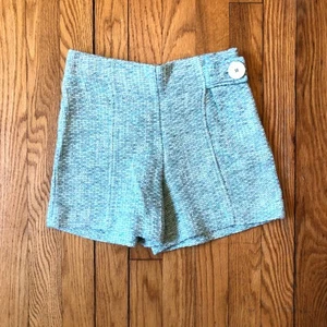Zara Girl Neu mit Etikett Mädchen grüne Boucle Shorts mit metallischen Akzenten Knöpfe Größe 9 - Bild 1 von 8