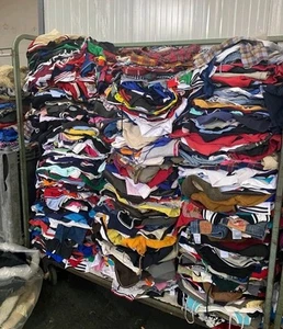 BOX 3 Kg ABBIGLIAMENTO USATO MISTO UOMO / DONNA ZARA OVS NIKE SENZA MARCA - Foto 1 di 2