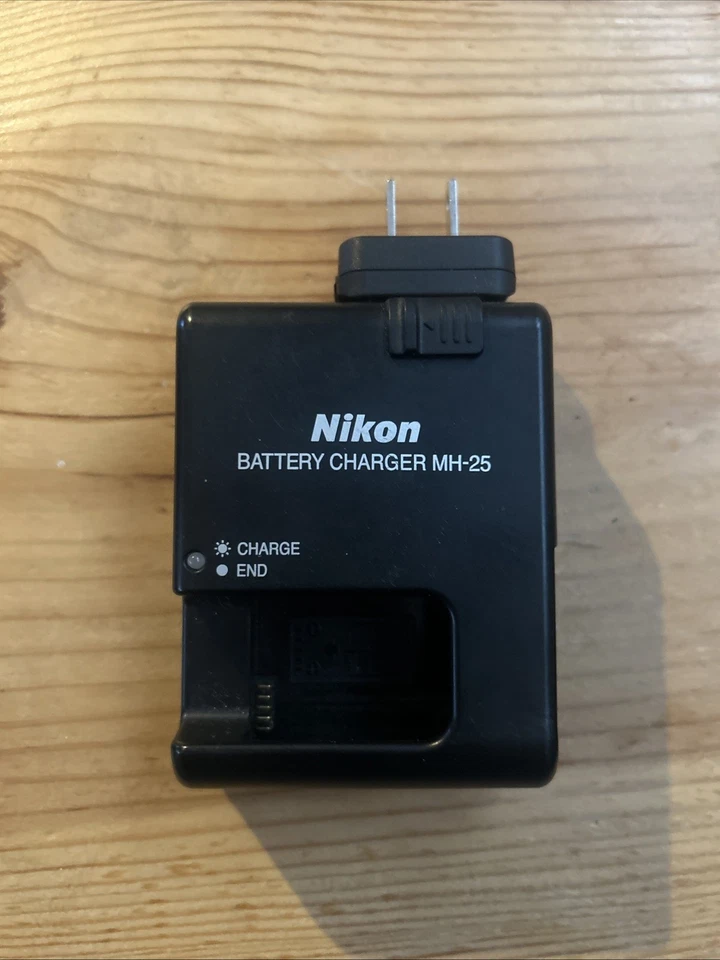 Cargador de batería Nikon MH-25 OEM y batería EN-EL15 Foto 1 de 3