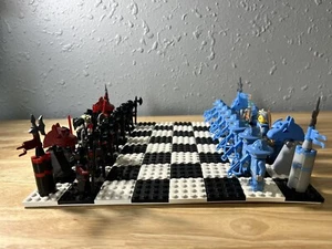 LEGO Knights Kingdom Set Scacchi (4277678) RARO Quasi Completo (Mancano 2 Mantelli) - Foto 1 di 24