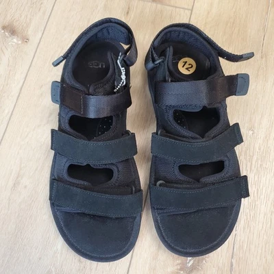 Sandalias con correa UGG GOLDENCOAST para hombre talla 12 negras gamuza ajustables deportivas punta abierta Foto 1 de 4