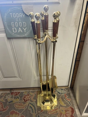 Juego de herramientas de chimenea de latón y madera MCM vintage con soporte de 4 piezas dorado Foto 1 de 4