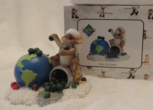 Topo Enesco Charming Tails "PEAS ON EARTH" NUOVO CON SCATOLA CON IMPUGNATURA DEAN PEAS E GLOBE - Foto 1 di 1