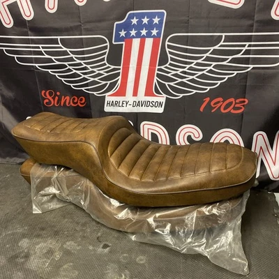 Harley Ironhead Sportster 1979-1981 asiento acanalado de fábrica XLH 1000 stock Foto 1 de 4