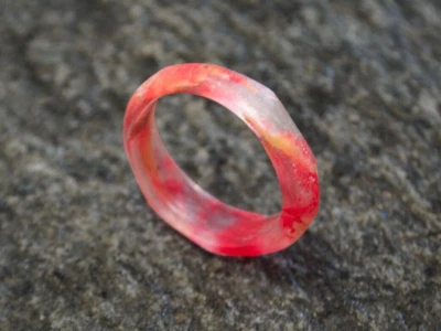 Anillo de cristal rojo fuego lava magma flotante pozo volcánico dragón rojo banda de fantasía Foto 1 de 4