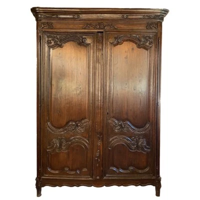 Armoire en chêne sculpté à décor de feuillages et de fleurs, fin XVIIIe - Photo 1/4