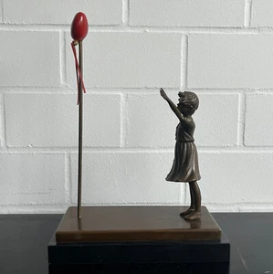 Bronzefigur Mädchen mit Ballons Banksy Stil auf Marmorsockel 39 cm Kunst - Bild 1 von 5