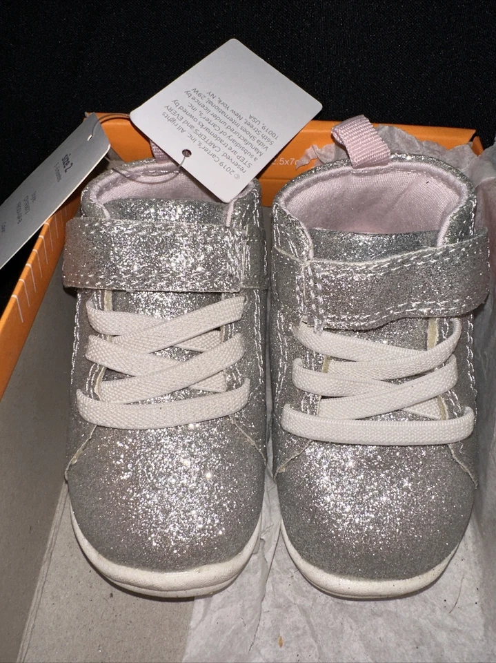 Совершенно новый Carters серебро блестящий блестящий с ремешками размер 2 3-6 месяцев - Изображение 1 из 4