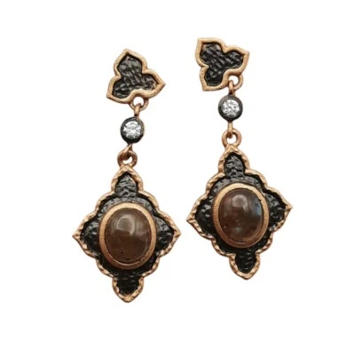 Brincos de esterlina inspirados no Oriente Médio ouro preto com labradorita Vermeil pendurados - Imagem 1 de 4
