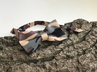 Gravata borboleta marrom padrão camuflado pré-amarrada feita à mão - Imagem 1 de 4