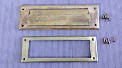 Ranura para letras de buzón postal de latón fundido antiguo con placa trasera  Foto 1 de 4
