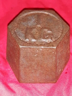 Art populaire Ancien poids de 1kg en fonte Sans Anneau  Poinçons - Photo 1/3