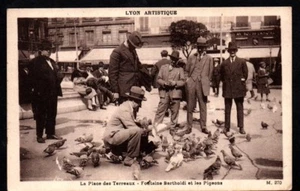 CPA  --  LYON   LA PLACE DES TERREAUX  FONTAINE ET PIGEONS  GROS PLAN  007.E - Imagen 1 de 1