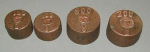 Vier antike GEWICHTE 100 und 200 g DR- Eichstempel vor 1945 Kupfer- Optik - Bild 1 von 5