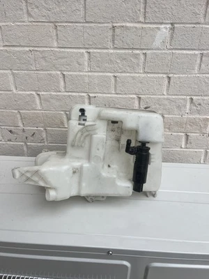 Резервуар для жидкости омывателя ветрового стекла 2004 -2010 BMW E60 530xi 5 серии 7148066 - Изображение 1 из 3