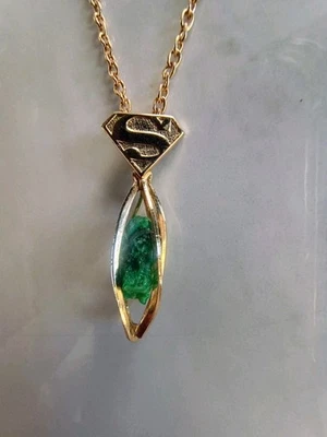 Collar De Colección DC Comics Superman Kryptonita Tono Dorado - Unisex Foto 1 de 4