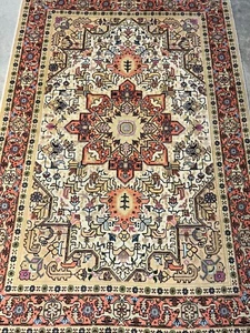 Alfombra Tabrize de seda y lana anudada a mano de 3'4"x4'10"" - Imagen 1 de 12