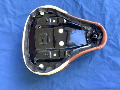 Se adapta a Honda NC50 Express 50 1977-81 nuevo asiento de alta calidad + tuerca de ala y gomas Foto 1 de 4