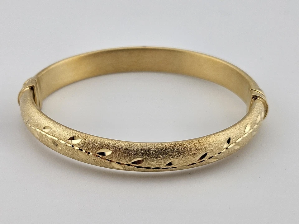 Brazalete con bisagra Veronese de plata de ley 925 con corte de diamante satinado revestido de 18k  Foto 1 de 4