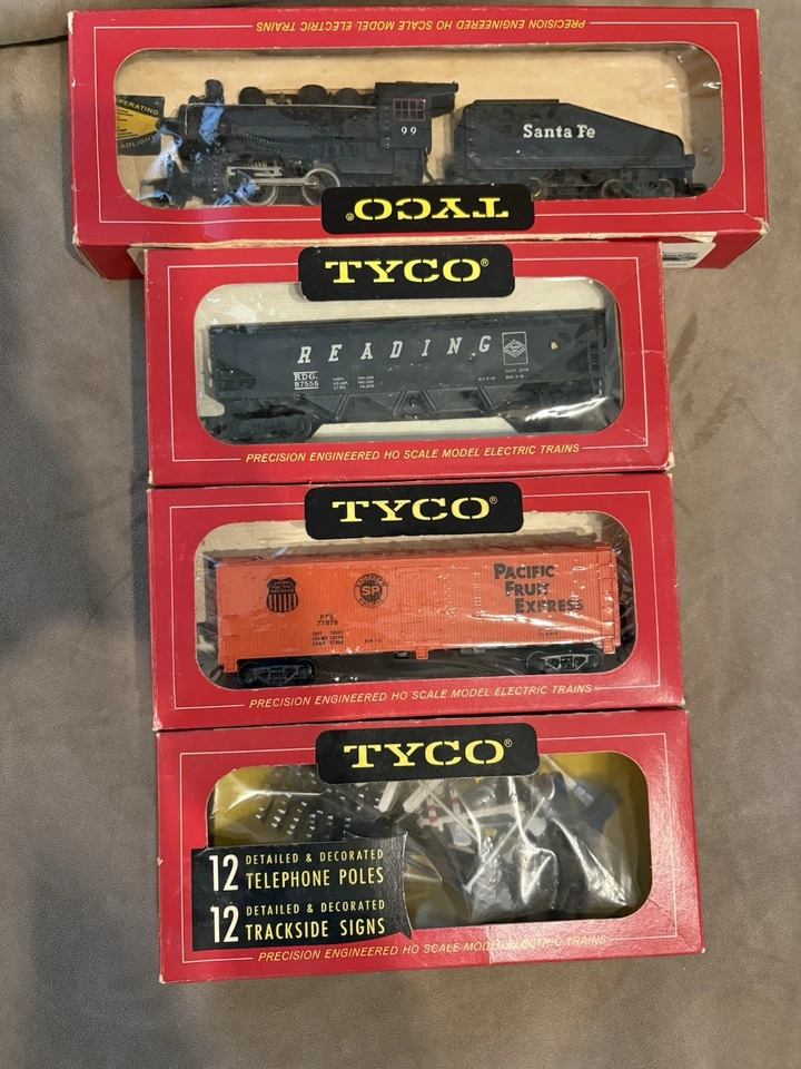 Lote de 4 cajas surtidas de trenes y letreros TYCO calibre HO vintage años 70 Foto 1 de 1
