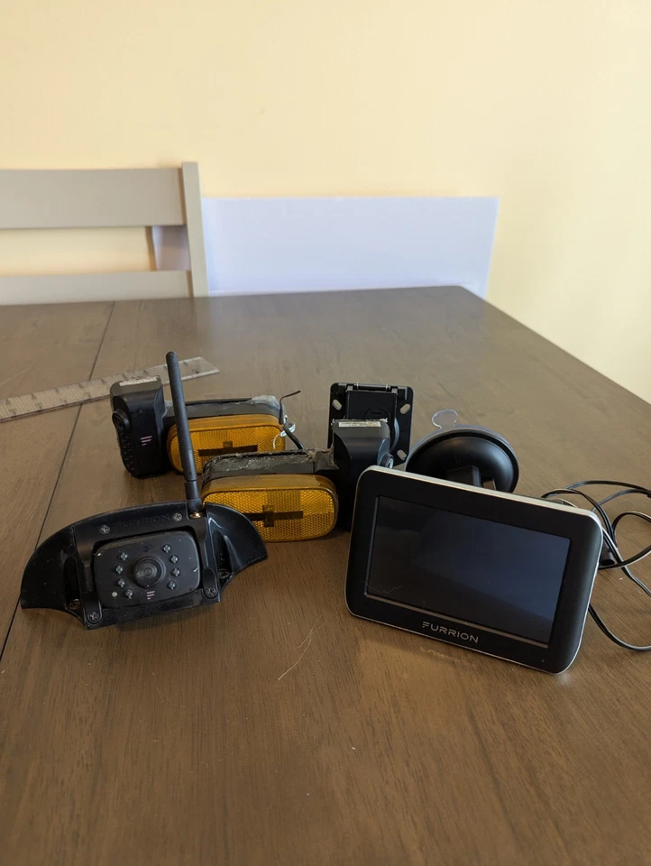 Furrion FOS07TAEN Vision S 3‑Camera Wireless RV Backup System monitor Liteswich - Image 1 of 1
