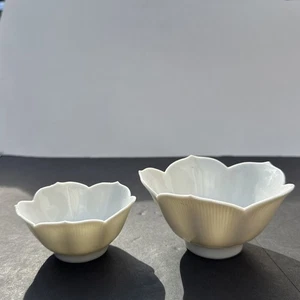 Set of 2 White Porcelain Petal Edge Bowls – Floral Shape Small & Medium Vintage - Picture 1 of 10