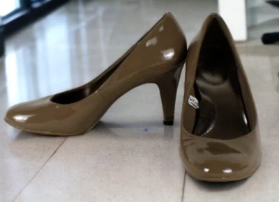 MERONA EUC PUMPS  WOMAN SIZE 9, TAUPE, ROUND TOE 3" HEELS/SHOES, CLOSED TOES - Image 1 of 4